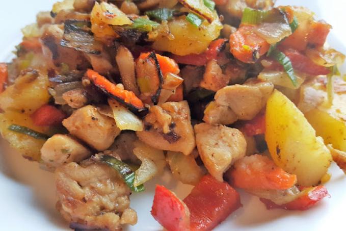 Směs brambory, kuřecí maso, zelenina