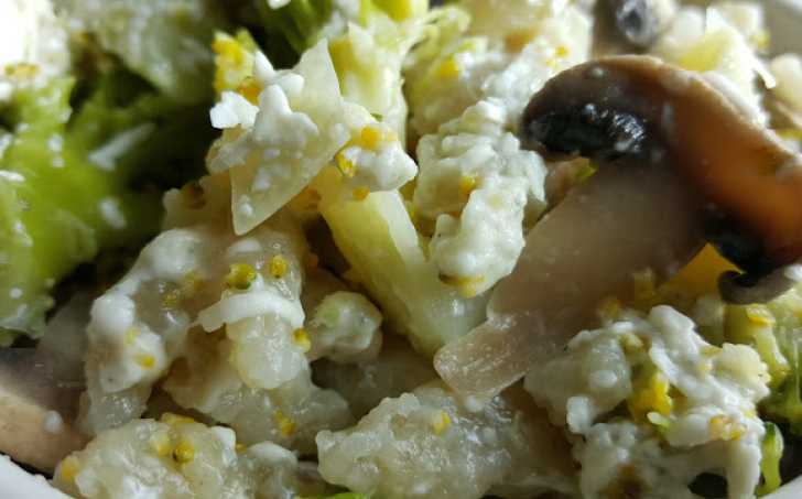 Halušky se žampiony, brokolicí a nivou