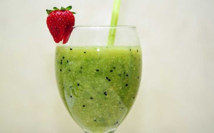 Kiwi-melounové smoothie a mangem