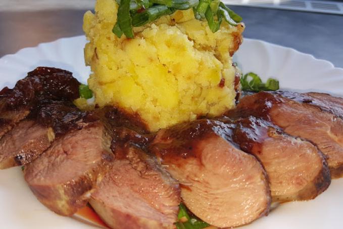 Kachní prsa na litinové pánvi se švestkovou omáčkou