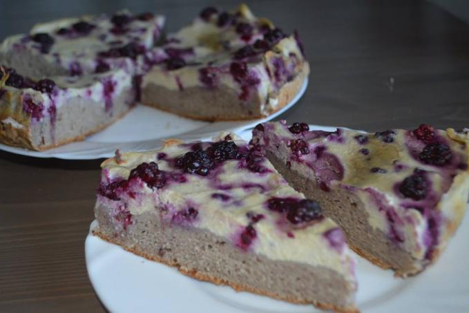 Banánový koláček s tofu krémem a ovocem