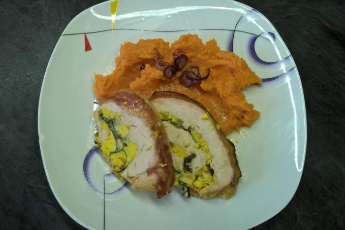 Krůtí roláda se špenátem a batátové pyré