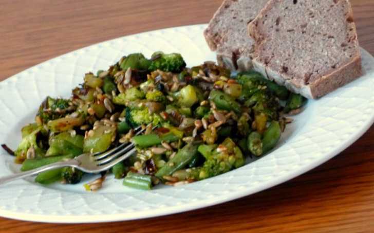 Brokolicová směs s cuketou, pórkem, zelenými fazolkami a semínky