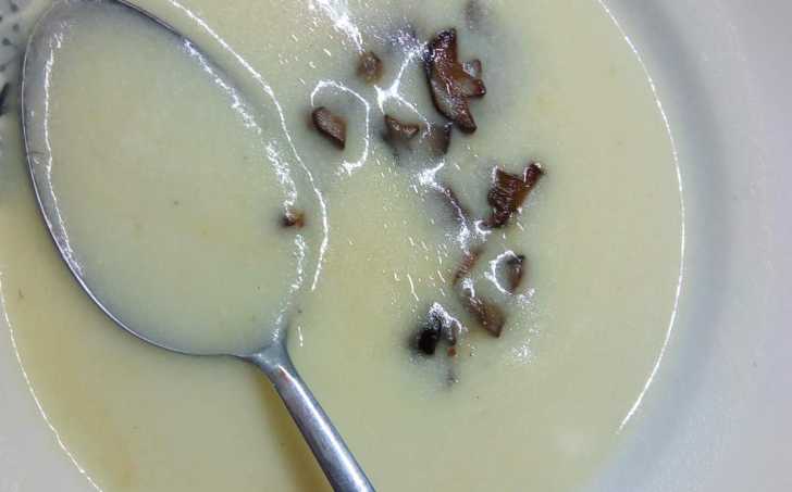 Bramborová krémová polévka s hříbky