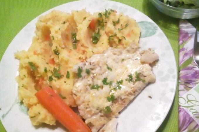 Treska se sýrovým kabátkem, šťouchané brambory s mrkví a bylinkami