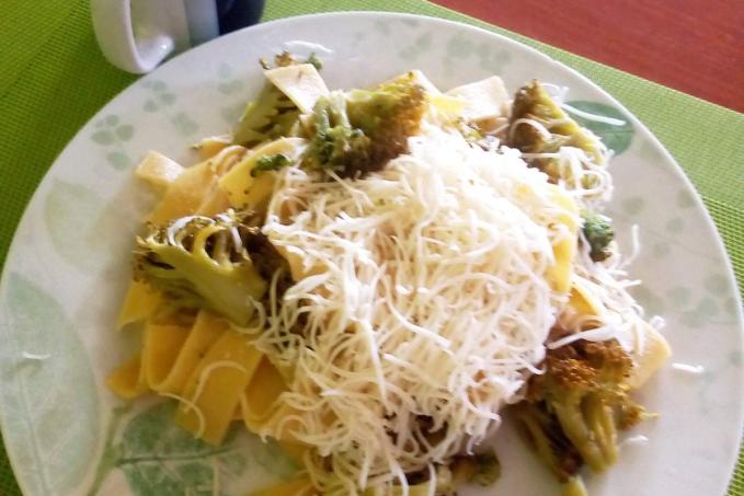 Čerstvé parpadelle (nudle) s brokolicí a bylinkovým dipem