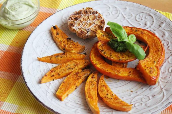 Pečená tekvica hokkaido s tofunézou z medvedieho cesnaku :)