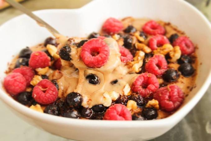 Jáhlová kaše s karobem a vanilkovým extraktem