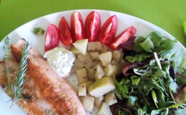 Ryba na bylinkách, kedlubnové brambory a rukolový salátek