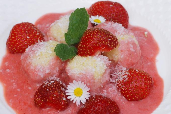 Jáhlové nočky s jahodovým přelivem