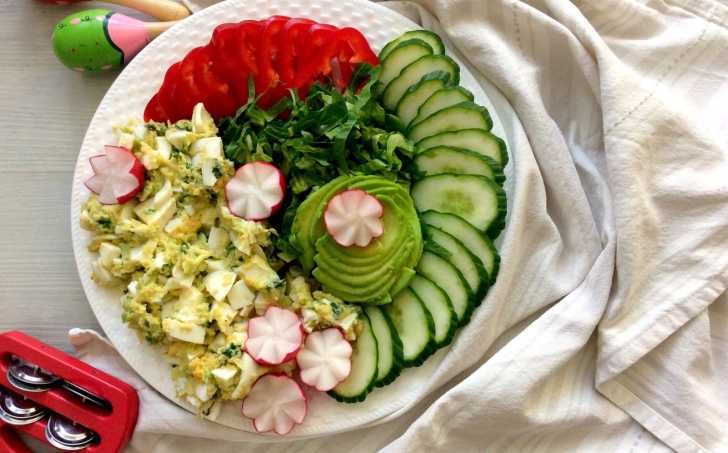 Zeleninový talíř s vaječno-avokádovým salátem