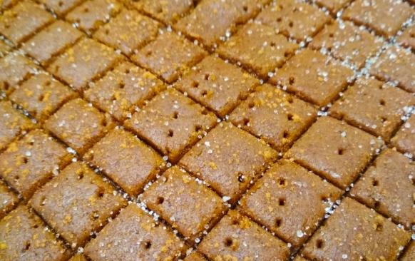 Připravte si suroviny dopředu, aby měly pokojovou teplotu a máslo bylo měkké.  Máslo vyšlehejte s erythriolem, snažte se jej co nejvíce zapracovat. Přidat můžete i jiné sladidlo, ale s erythritolem čterečky křupaly daleko víc než s xylitolem. Nakonec přidejte vejce a prošlehejte - strukrura nebude úplně krémová.

Všechny suché přísady promíchejte a postupně přidávejte k vyšlehané směsi, dokud se vše nepropojí. Výsledné těsto pak vytvarujte do válečku, zabalte do fólie a nechte odpočinout v chladničce - minimálně dvě až tři hodinky, lépe přes noc. Těsto vám ale v lednici vydrží i několik dní. 

Jakmile se chystáte k pečení, těsto vyndejte a rozválejte mezi dvěma listy pečicího papíru na tenký list. Posypte skořicí a xylitolem - těsto bude hezky křupat. Můžete místo xylitolu použít i erythritol, ten má ale trochu chladivý dozvuk - nám chutnají čtverečky víc s březovým cukrem.
Po ploše propíchejte vidličkou a obyčejným dlouhým pravítkem rozdělte na čterečky. Není to sice tak hezké jako kolečkem, ale o to rychlejší:)