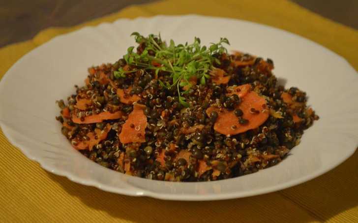 QUINOA S ČERNOU ČOČKOU A TAHINI