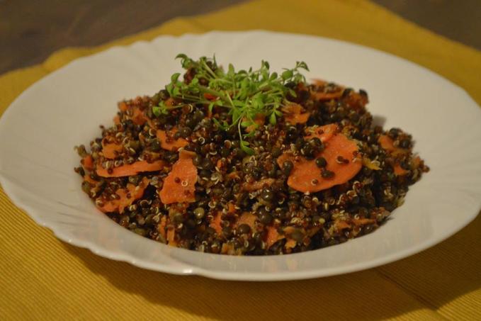 QUINOA S ČERNOU ČOČKOU A TAHINI