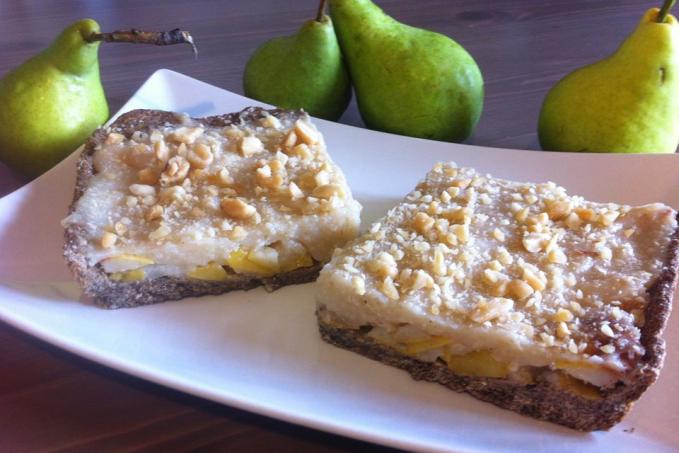 KŘUPAVÝ KOLÁČ S HRUŠKAMI A OVESNÝM PUDINKEM