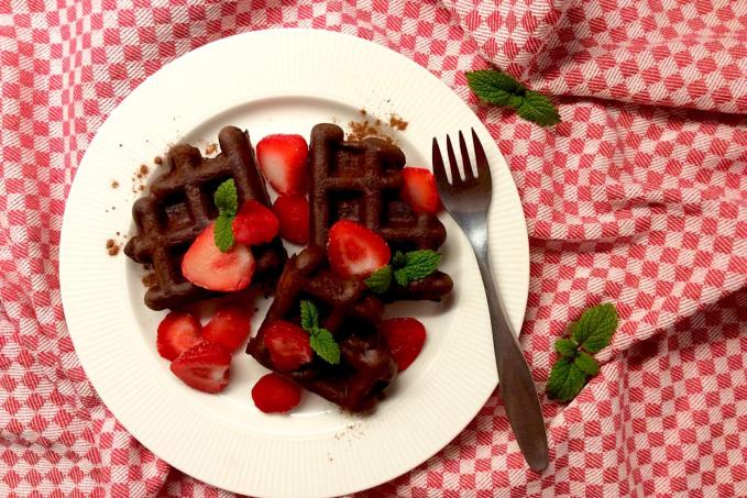Čokoládové brownie vafle s jahodami