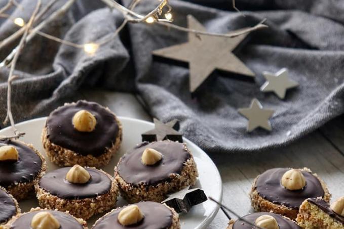 KONOPNÉ DORTÍČKY S OŘECHOVÝM KRÉMEM A ČOKOLÁDOU - LC