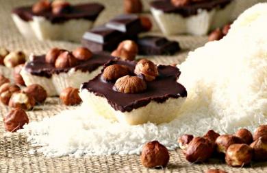 Kokosové hvězdičky se šmakoun kokosovým krémem, čokoládou a lískovými ořechy