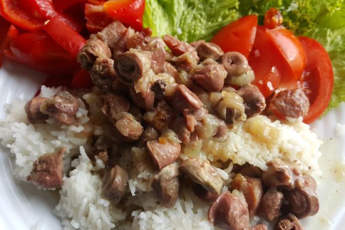 Kuřecí srdíčka na cibulce s uzeným masem