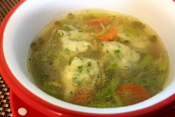 Vývar s bylinkovými nočky