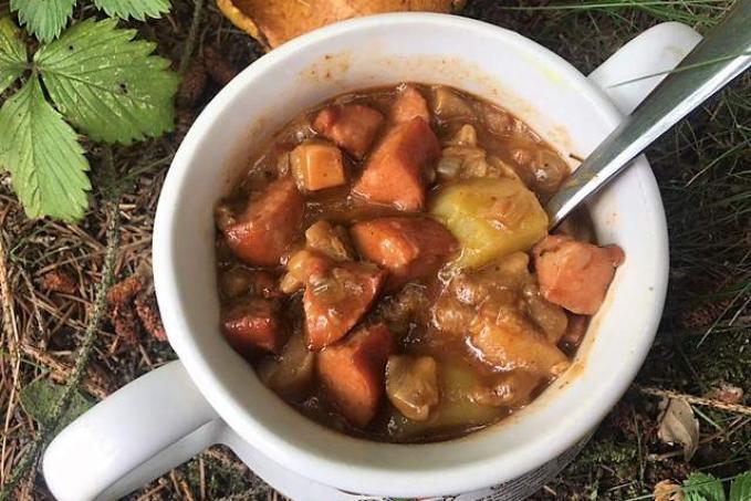 Houbový buřtguláš v kotlíku