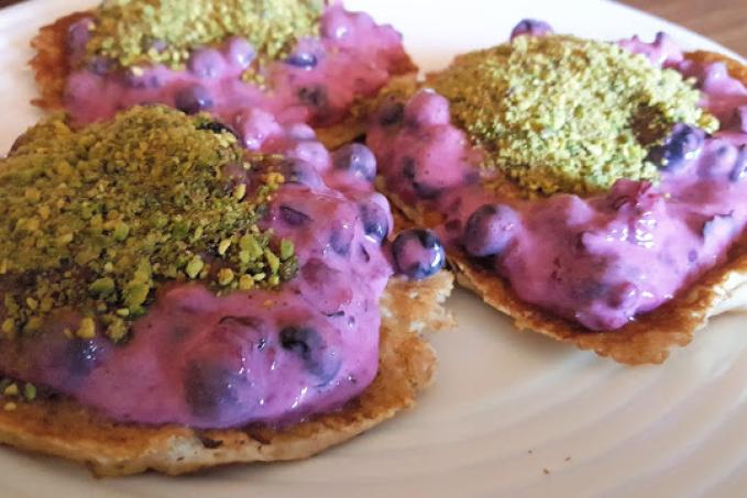 Lívance z ovesných vloček s borůvkovým tvarohem a pistáciemi