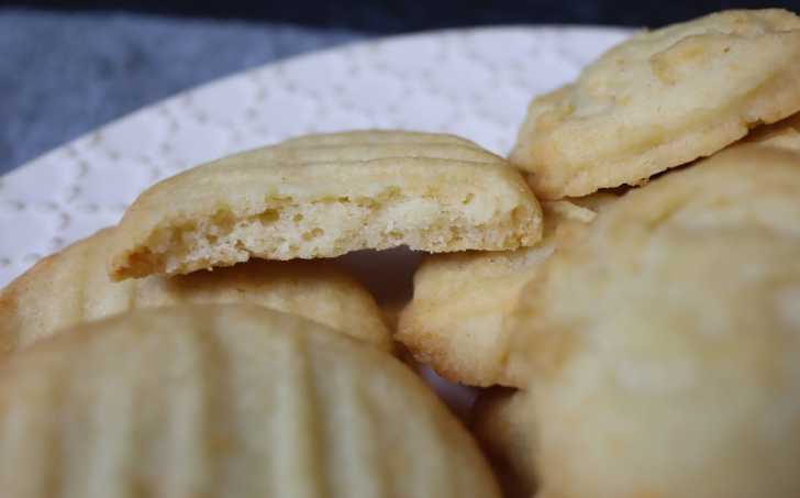 Domácí křupavé máslové sušenky s parmezánem (bez vajec)