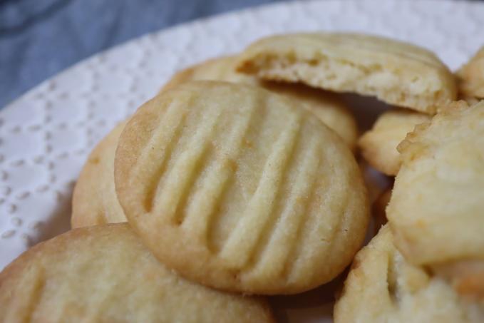 Domácí křupavé máslové sušenky s parmezánem (bez vajec)