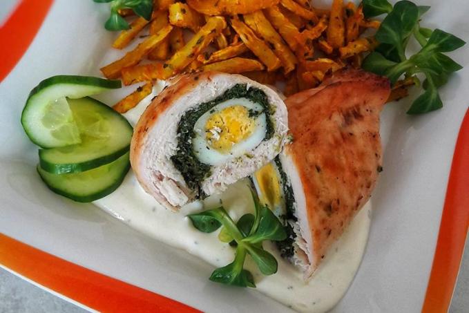 Celerové hranolky, kuřecí maso plněné špenátem a vejcem, omáčka - LC