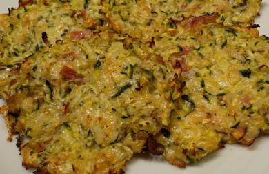 Zeleninové placičky se slaninou a sýrem