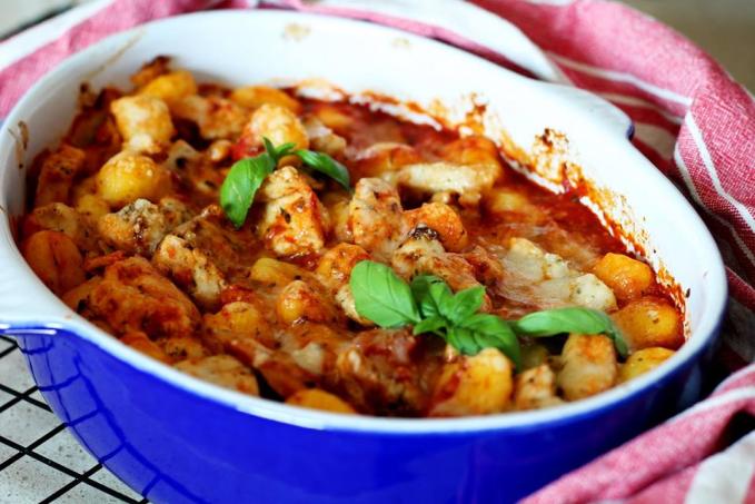 Zapečené bramborovo-sýrové noky s kuřecím pasem a rajčatovou omáčkou