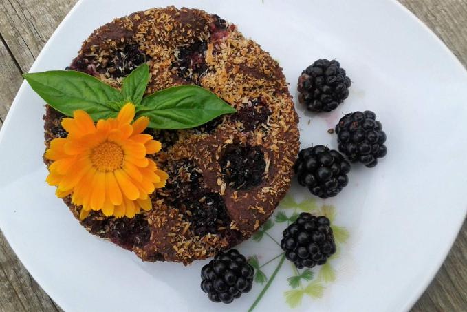 Litý kynutý čokoládový koláč s ostružinami s kokosem