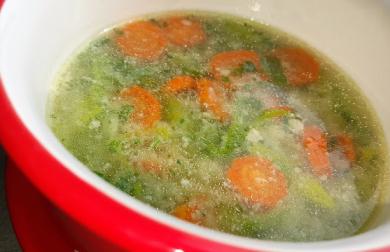 Zeleninová polévka s ovesnými vločkami a vejcem