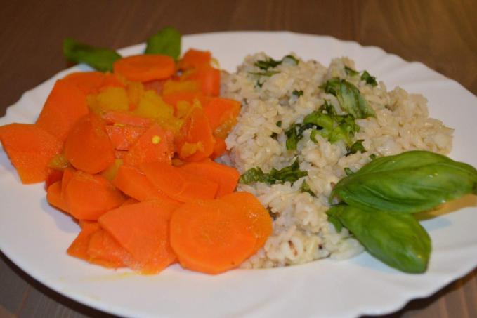 BAZALKOVÁ RÝŽE SE SLZOVKOU A KURKUMOVOU MRKVÍ