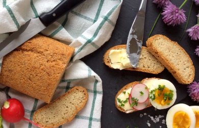 Nízkosacharidový kmínový chléb z mandlové mouky