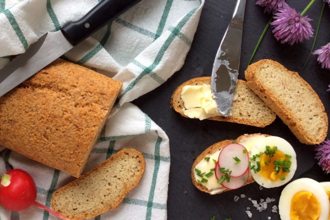 Nízkosacharidový kmínový chléb z mandlové mouky