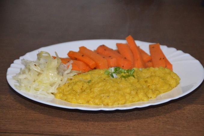 ČERVENÁ ČOČKA S MRKVOVÝMI HRANOLKY