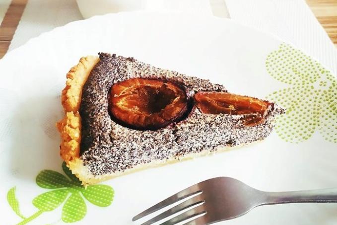 Makový koláč se švestkami - bez mouky