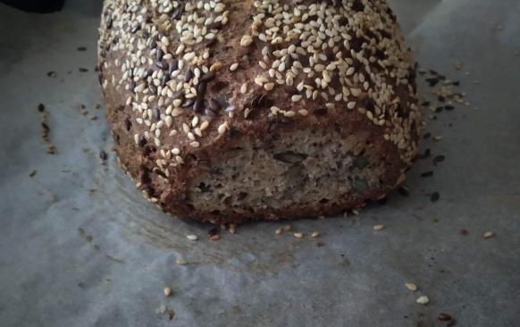 Psylium rozmixovat pro jemnějsí chuť.
Směs zrníček romixovat napůl-
Vše suché promíchat v druhé misce, pak pridat do vyšlehaných vajec.
Nechat 10-15 minut těsto odpočinout, po té dát na plech na pečící papír a posypat zrníčky.
Pečeme v troubě na 220 stupňů 50 minut