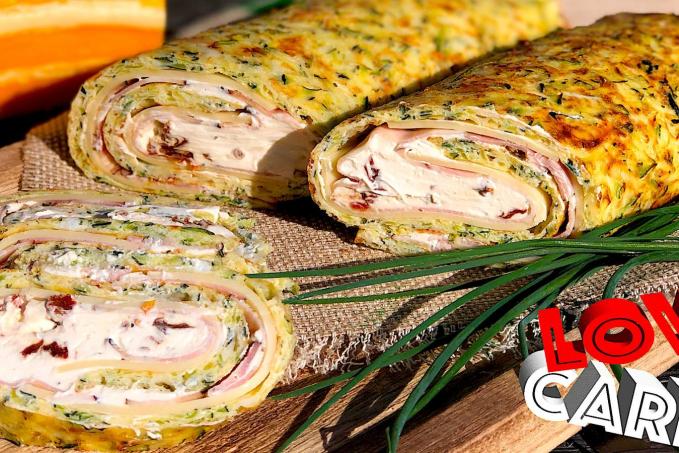 Cuketová roláda plněná šunkou , sýrem a lučinou se sušenými rajčaty