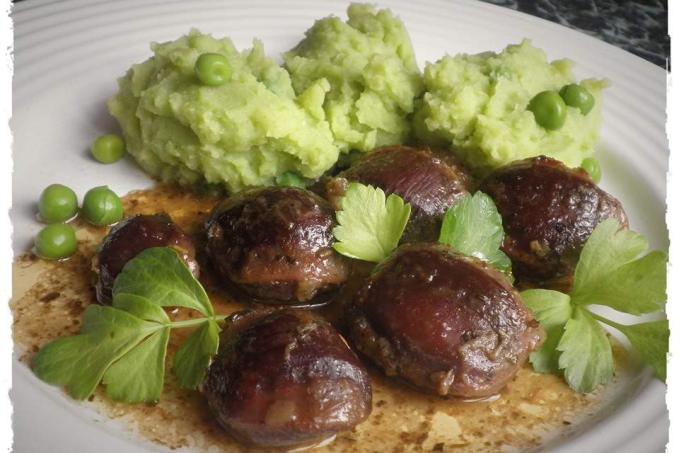 PEČENÉ KACHNÍ ŽALUDKY A BRAMBOROVO-HRÁŠKOVÉ PYRÉ