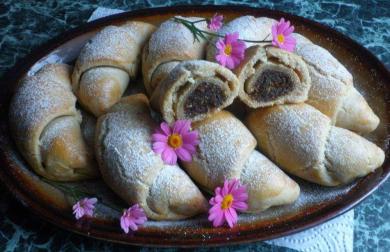 Rohlíčky s ořechy a švestkovými povidly