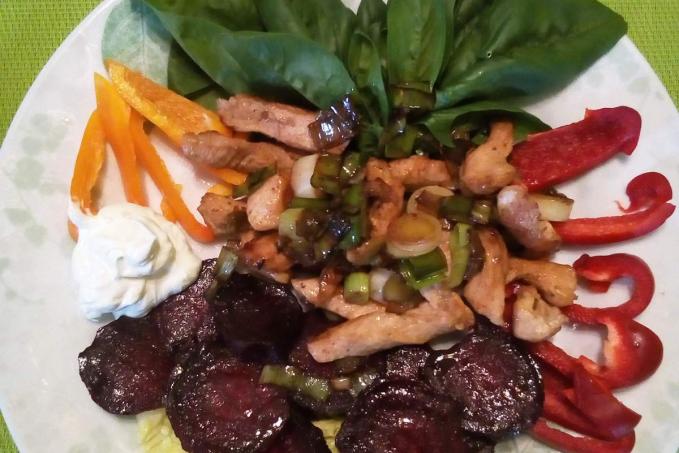 Kuřecí nudličky na pórku, restovaná červená řepa - LC