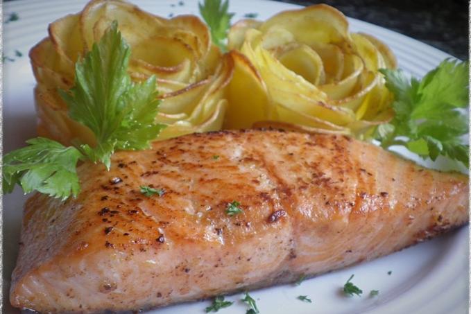 SMAŽENÝ LOSOS A BRAMBOROVÉ RŮŽE