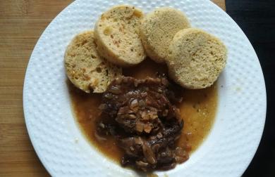 Low carb lučinový knedlík s droždím a smaženou cibulkou