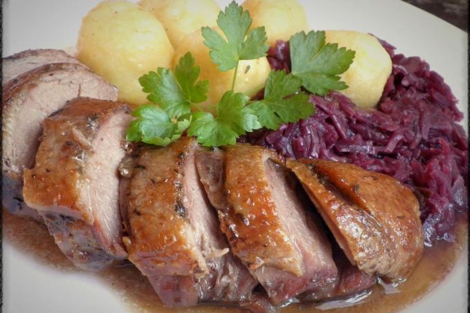 KONFITOVANÁ KACHNÍ PRSA S ČERVENÝM ZELÍM A BRAMBOROVO-CUKETOVÝMI KNEDLÍČKY