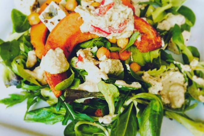 Tekvicovo-cícerový šalát s bazalkovým tofu a dipom zo slnečnicových semienok