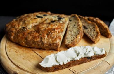 Sýrový low carb chléb s olivami