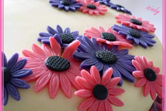 Květinový růžovofialový dort