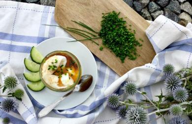 Vejce do skla s hnědým máslem